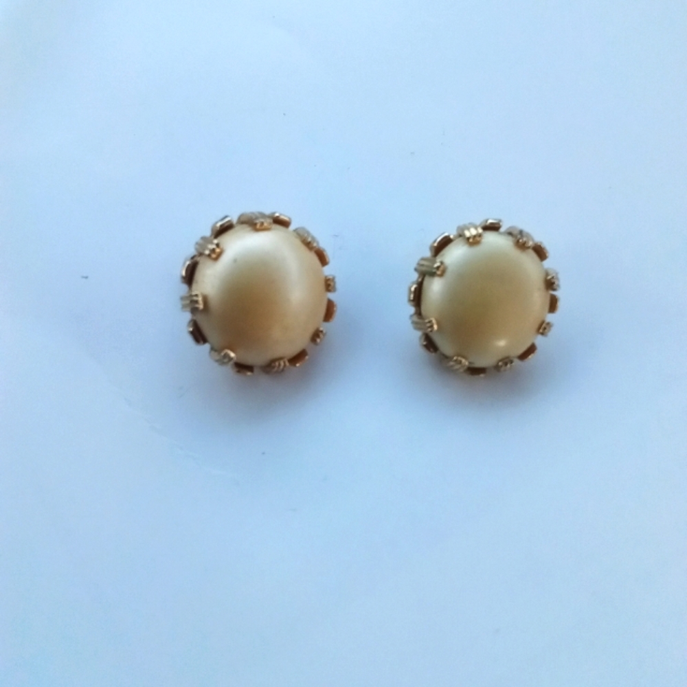 Vintage LEDO earrings clip on jewelry
